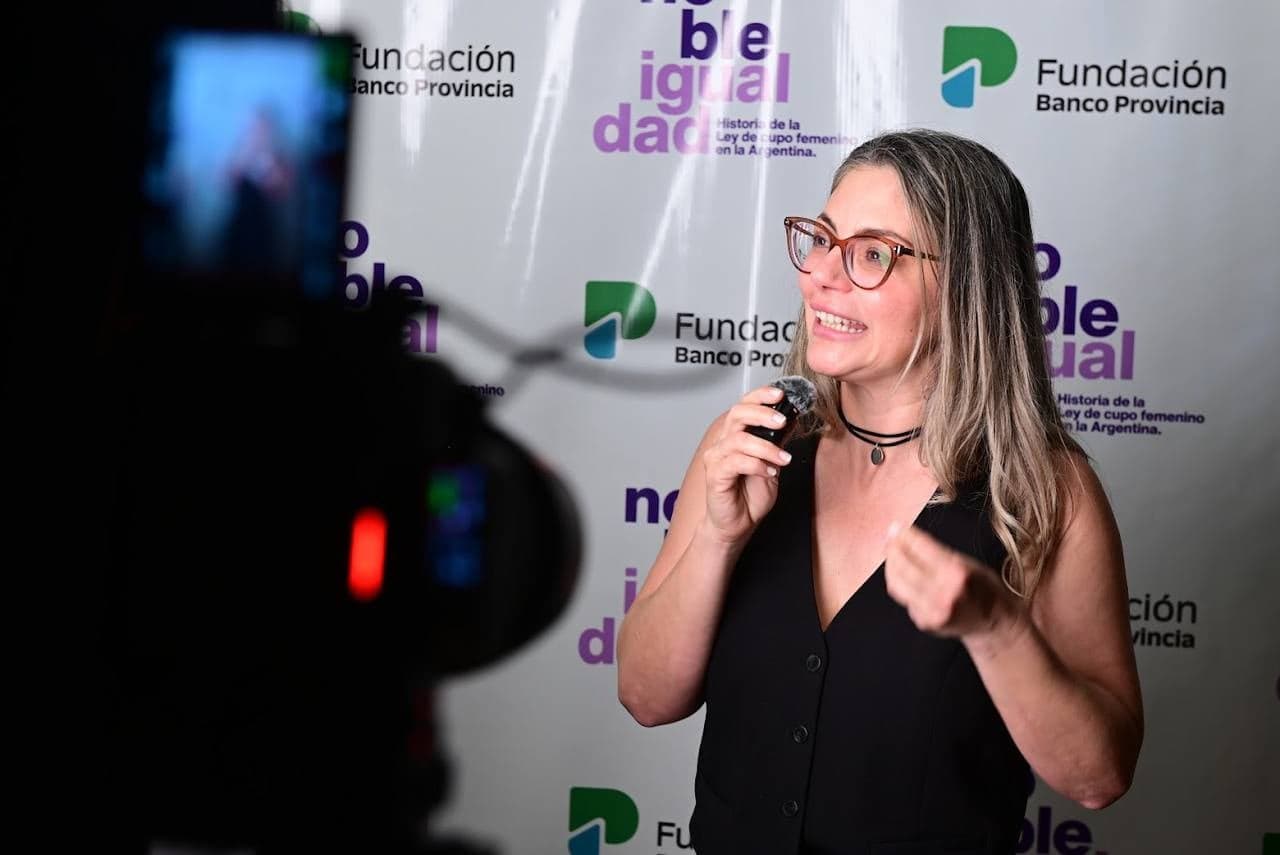 Micaela Ferraro durante una entrevista en una actividad de la Fundación Banco Provincia