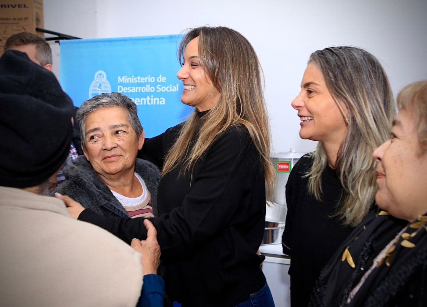 Micaela Ferraro conversa con mujeres durante una actividad de políticas sociales