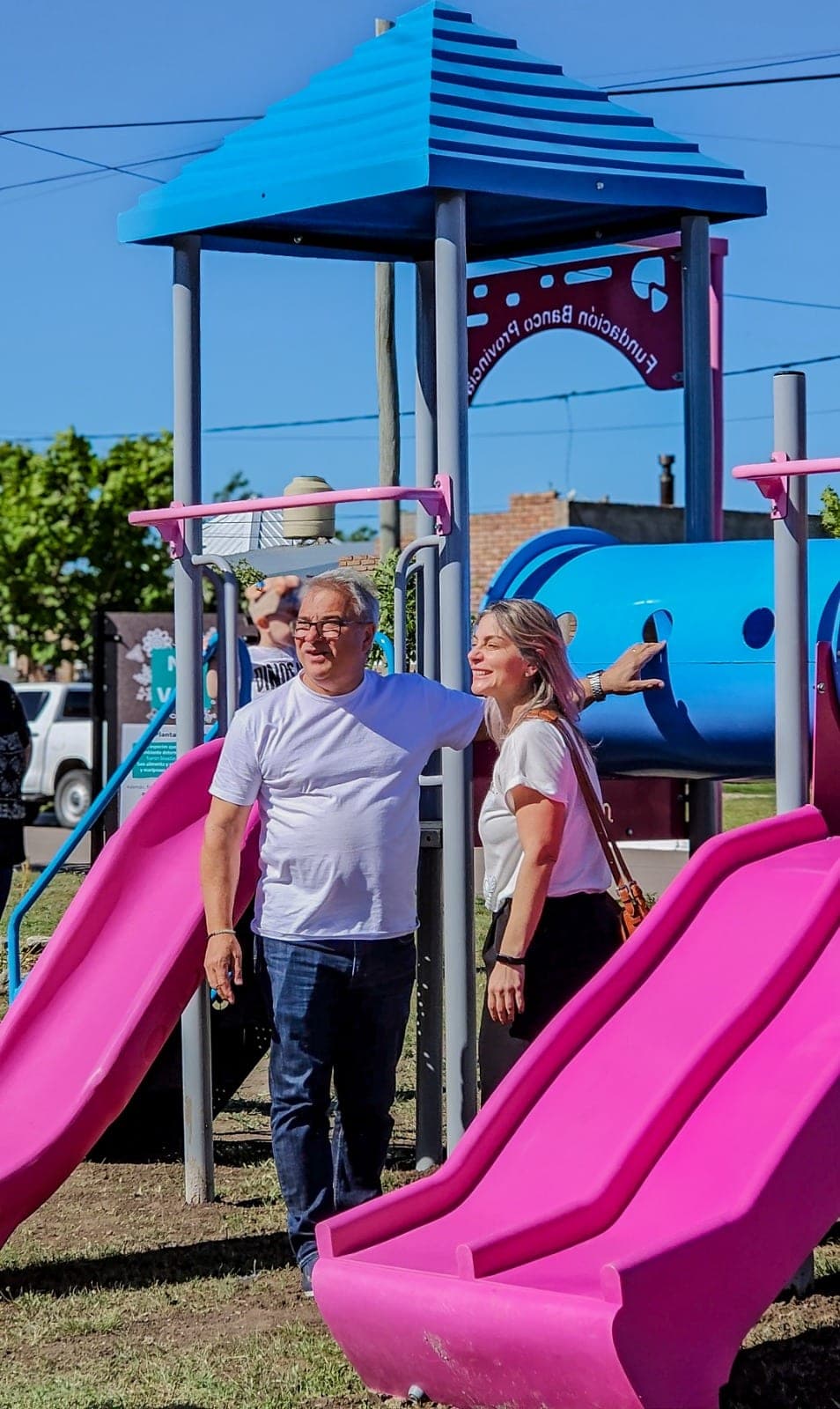 Micaela Ferraro y el intendente Sergio Bordoni en la plaza Los Amigos de Tornquist