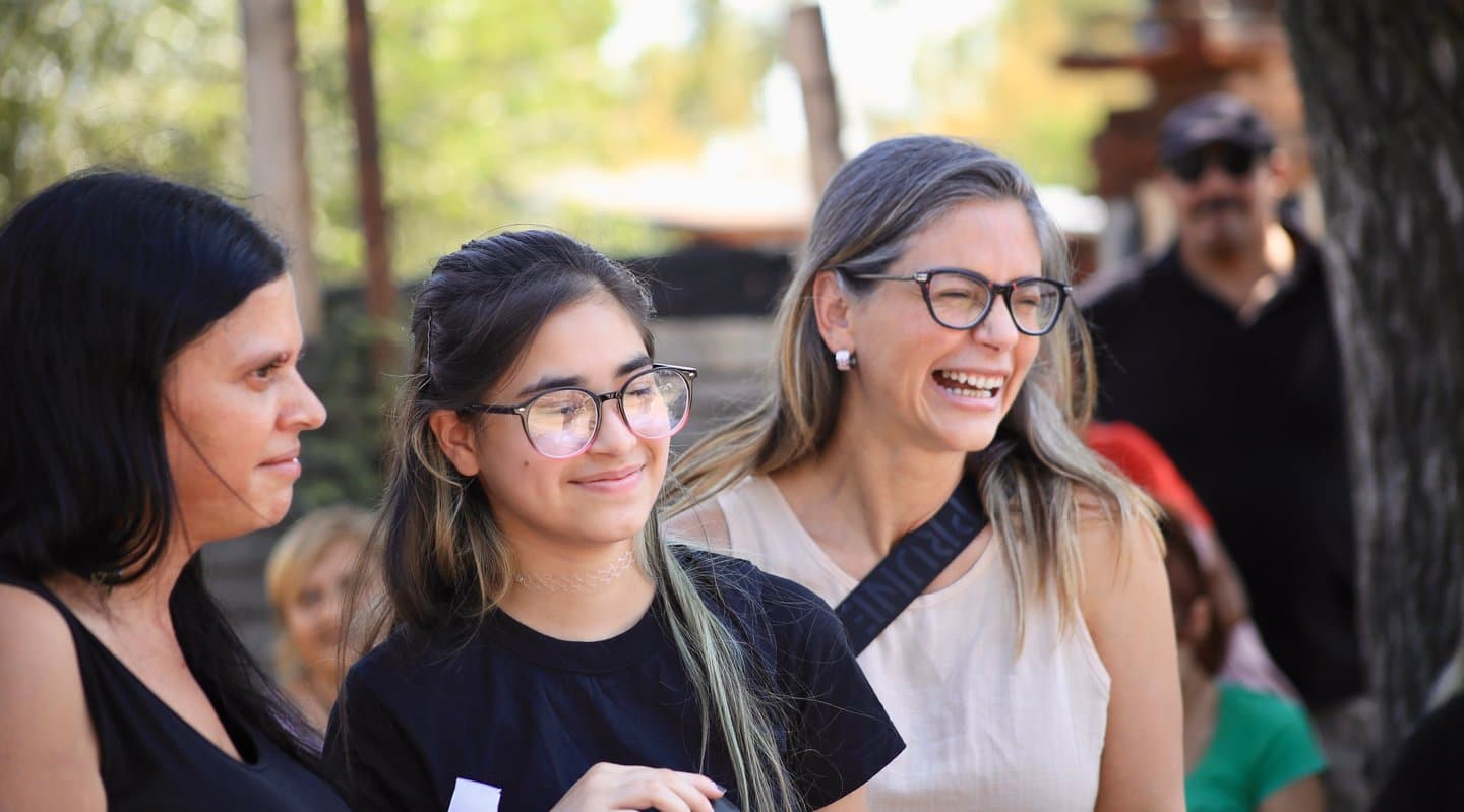 Micaela Ferraro junto a participantes de una actividad comunitaria