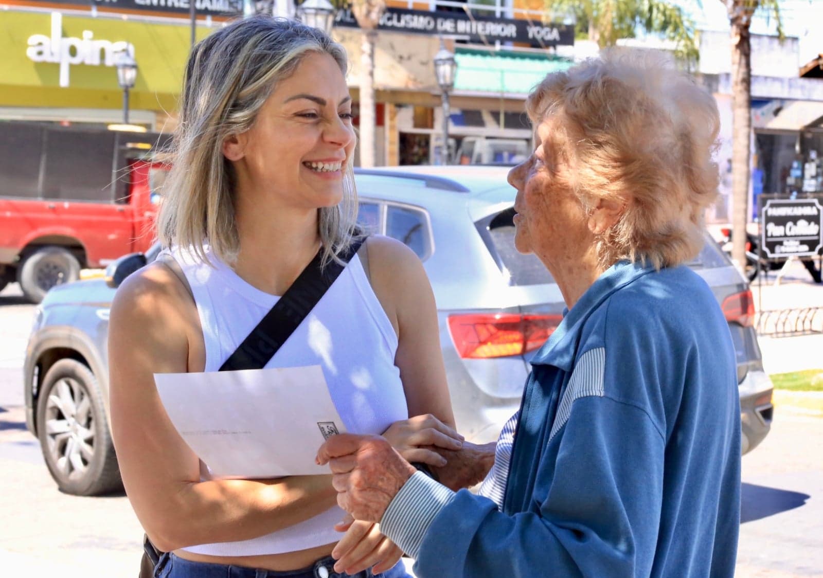 Micaela Ferraro conversa con una vecina