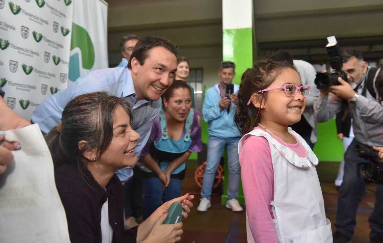 Micaela Ferraro conversa con una niña durante una entrega de anteojos